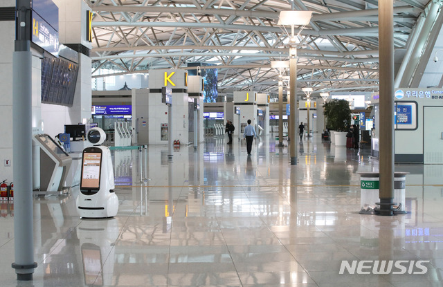 [인천공항=뉴시스] 고범준 기자 = 지난달 28일 인천국제공항 제1터미널 출국장 모습. 2021.02.28. bjko@newsis.com