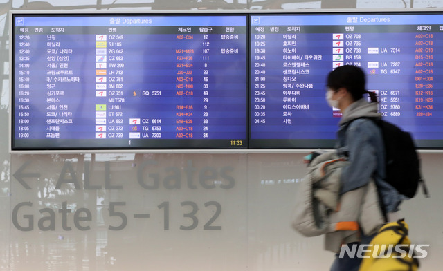 [인천공항=뉴시스] 고범준 기자 = 항공업계가 신종 코로나바이러스 감염증(코로나19)여파에 따른 대안으로 무착륙 관광비행을 계속 이어간다. 대한항공은 다음달 한진관광과 함께 6일·13일·27일, 아시아나항공은 다음달 14일·20일·28일, 제주항공은 다음달 7일·13일·21일 각각 운항한다. 진에어는 다음달 국제선 무착륙관광비행 5회로 업계에서 가장 많은 운항에 나선다. 3.1절 1일과 주말인 7일·14일·21일·28일이다. 사진은 28일 인천국제공항 제1터미널 출국장 모습. 2021.02.28. bjko@newsis.com