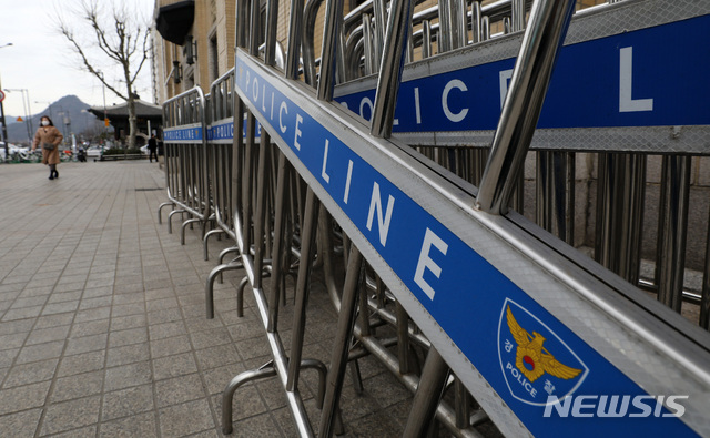 [서울=뉴시스]이영환 기자 = 법원이 일민미술관 앞을 비롯한 일부 보수단체의 3·1절 집회를 허용한 가운데 28일 오후 서울 종로구 일민미술관 앞에 경찰 펜스가 놓여 있다. 2021.02.28. 20hwan@newsis.com