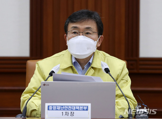 [서울=뉴시스]박주성 기자 = 권덕철 중앙재난안전대책본부 1차장(보건복지부 장관)이 28일 오후 서울 종로구 정부서울청사에서 열린 코로나19 중앙재난안전대책본부 회의에서 발언을 하고 있다. 2021.02.28. park7691@newsis.com