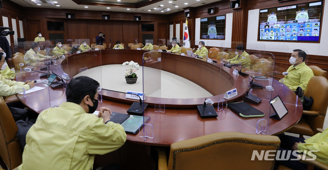 [서울=뉴시스]박주성 기자 = 권덕철 중앙재난안전대책본부 1차장(보건복지부 장관)이 28일 오후 서울 종로구 정부서울청사에서 열린 코로나19 중앙재난안전대책본부 회의에서 발언을 하고 있다. 2021.02.28. park7691@newsis.com