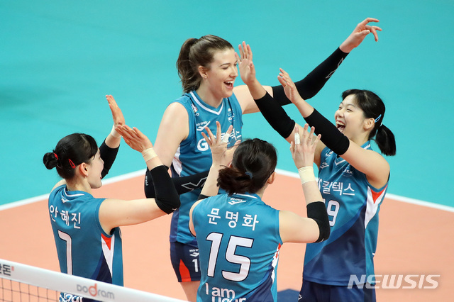 [서울=뉴시스]김병문 기자 = 28일 오후 서울 중구 장충체육관에서 열린 프로배구 V리그 여자부 흥국생명과 GS칼텍스의 경기, GS칼텍스 선수들이 득점 후 기뻐하고 있다. 2021.02.28. dadazon@newsis.com