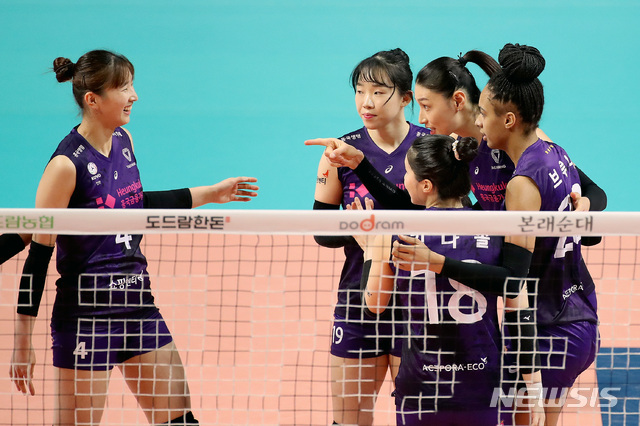 [서울=뉴시스]김병문 기자 = 28일 오후 서울 중구 장충체육관에서 열린 프로배구 V리그 여자부 흥국생명과 GS칼텍스의 경기, 흥국생명 선수들이 득점 후 기뻐하고 있다. 2021.02.28. dadazon@newsis.com