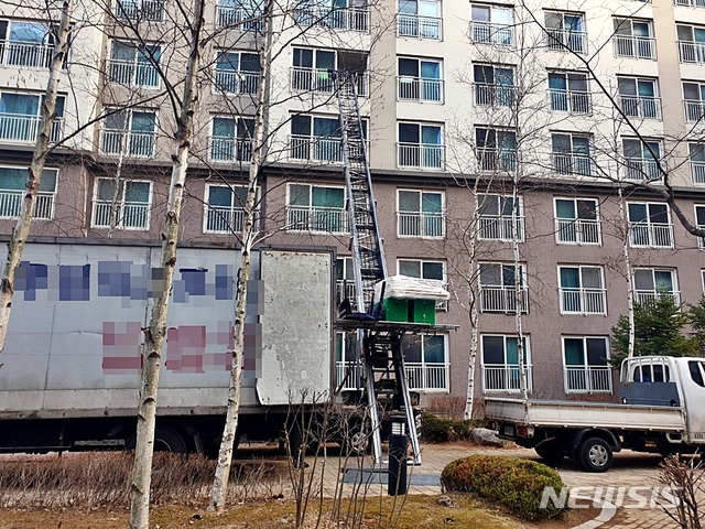 [세종=뉴시스]세종시 한 아파트에서 이른 아침 이사 떠나는 시민. 2021.03.01. ssong1007@newsis.com