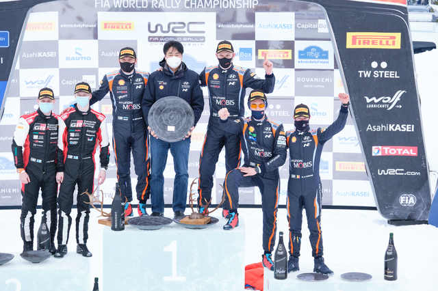 [서울=뉴시스]핀란드 북쪽지역에서 열린 ‘2021 월드랠리챔피언십’ 2차 대회에서 포디움에 오른 선수들의 모습. 사진 오른쪽부터 3위를 차지한 코드라이버 마틴 비데거(Martijn Wydaeghe), 드라이버 티에리 누빌(Thierry Neuville), 우승을 차지한 드라이버 오트 타낙(Ott Tänak), 현대자동차 모터스포츠법인장 노승욱 상무, 코드라이버 마틴 야베오야(Martin Järveoja), 2위를 차지한 드라이버 칼리 로반페라(Kalle Rovanperä), 코드라이버 요네 할투넨(Jonne Halttunen). (사진=현대차 제공) 2021.03.01