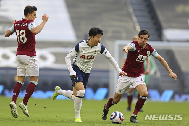 [런던=AP/뉴시스]토트넘의 손흥민이 2월28일(현지시간) 영국 런던의 토트넘 홋스퍼 스타디움에서 열린 번리와의 2020-21시즌 잉글랜드 프리미어리그(EPL) 26라운드에 선발 출전해 드리블하고 있다. 손흥민은 전반 1분과 후반 10분 개러스 베일의 골을 도우며 리그 7,8호 도움을 올렸고 토트넘은 4-0으로 완승했다. 2021.03.01.