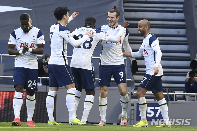 [런던=AP/뉴시스]토트넘의 개러스 베일(오른쪽 두 번째)이 2월28일(현지시간) 영국 런던의 토트넘 홋스퍼 스타디움에서 열린 번리와의 2020-21시즌 잉글랜드 프리미어리그(EPL) 26라운드 후반 10분 손흥민의 패스를 받아 팀의 네 번째 골을 넣고 손흥민 등과 기뻐하고 있다. 손흥민은 전반 2분에도 베일의 골에 도움을 기록해 리그 7, 8호 도움을 올렸고 토트넘은 4-0으로 완승했다. 2021.03.01. 