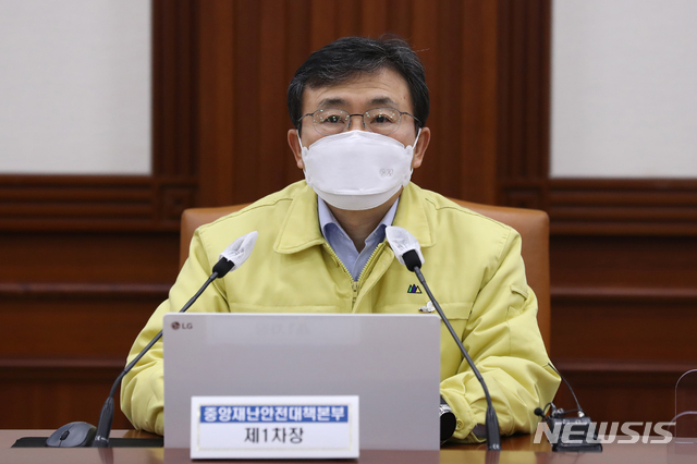 [서울=뉴시스]이윤청 기자 = 권덕철 중앙재난안전대책본부 1차장(보건복지부 장관)이 1일 서울 종로구 정부서울청사에서 열린 코로나19 중앙재난안전대책본부 회의에서 발언하고 있다. 2021.03.01. radiohead@newsis.com