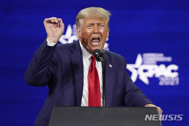 [올랜도=AP/뉴시스]도널드 트럼프 전 미국 대통령이 2월28일(현지시간) 미 플로리다주 올랜도에서 열린 보수정치행동회의(CPAC)에 참석해 연설하고 있다. 트럼프는 "민주당의 대선 사기로 선거를 훔쳤다"라고 주장하며 "그들을 패배시키기 위해 세 번째 결심을 할 수도 있다"라며 차기 대선 출마 가능성을 시사했다. 2021.03.01.