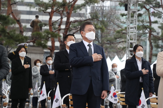 [서울=뉴시스]추상철 기자 = 문재인 대통령이 1일 오전 서울 종로구 탑골공원에서 열린 제102주년 3·1절 기념식에 참석해 국민의례를 하고 있다. 2021.03.01. scchoo@newsis.com