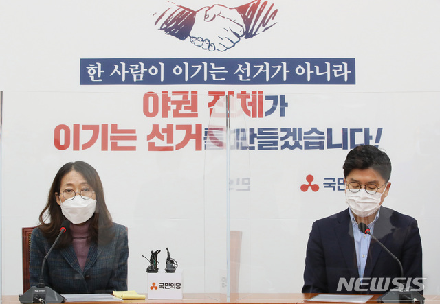 [서울=뉴시스]전진환 기자 = 국민의당 안철수측 협상대표인 정연정 교수(왼쪽)와 무소속 금태섭측 협상대표인 김태형 대변인이 1일 국회에서 제3지대 단일화 경선에서 안철수 대표의 승리 결과를 발표하고 있다. (공동취재사진) 2021.03.01. photo@newsis.com