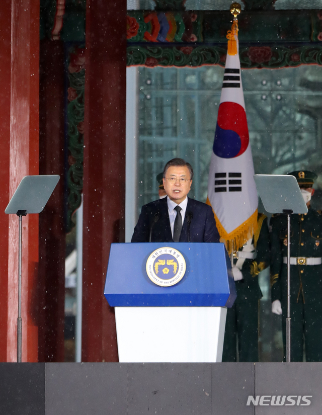 [서울=뉴시스]추상철 기자 = 문재인 대통령이 1일 오전 서울 종로구 탑골공원에서 열린 제102주년 3·1절 기념식에 참석해 기념사를 하고 있다. 2021.03.01. scchoo@newsis.com