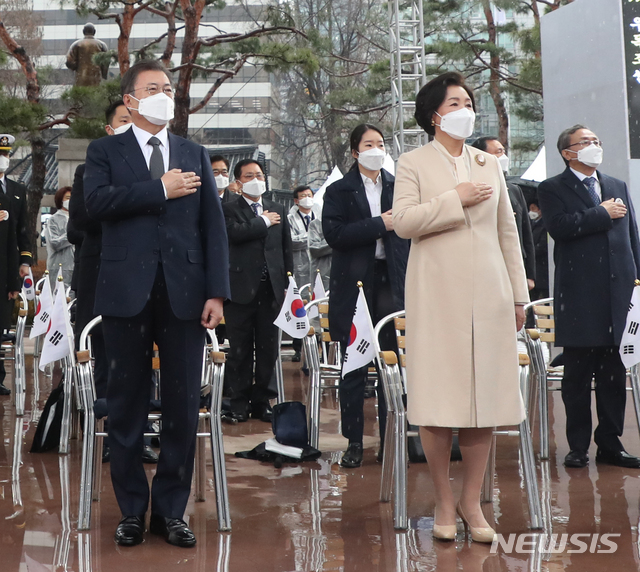 [서울=뉴시스]추상철 기자 = 문재인 대통령 내외가 1일 오전 서울 종로구 탑골공원에서 열린 제102주년 3·1절 기념식에 참석해 국민의례를 하고 있다. 2021.03.01. scchoo@newsis.com