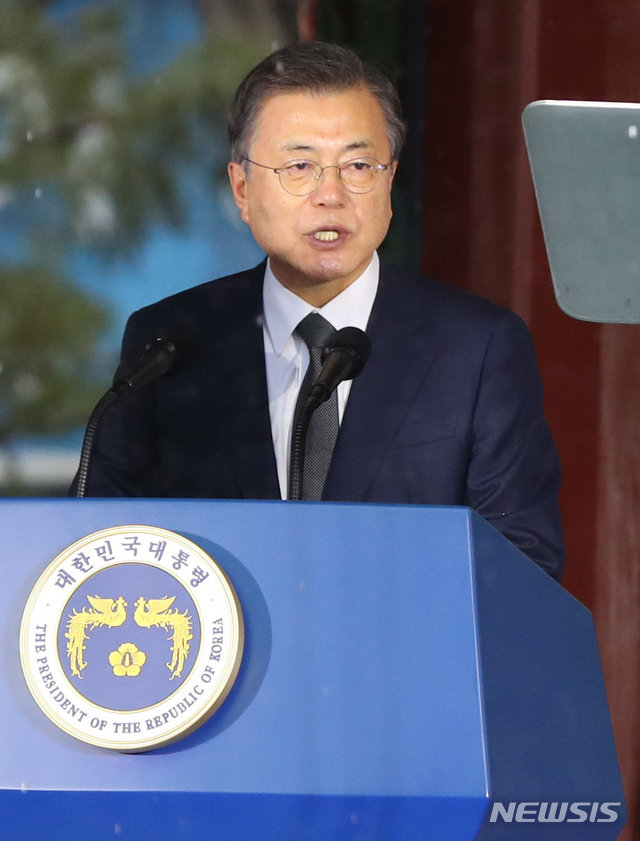 [서울=뉴시스]추상철 기자 = 문재인 대통령이 1일 오전 서울 종로구 탑골공원에서 열린 제102주년 3·1절 기념식에 참석해 기념사를 하고 있다. 2021.03.01. scchoo@newsis.com