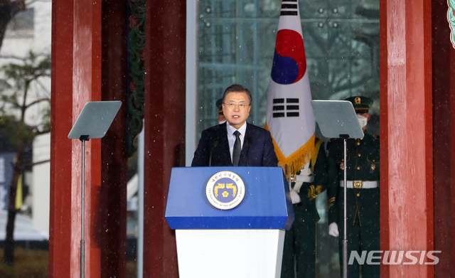 [서울=뉴시스]추상철 기자 = 문재인 대통령이 1일 오전 서울 종로구 탑골공원에서 열린 제102주년 3·1절 기념식에 참석해 기념사를 하고 있다. 2021.03.01. scchoo@newsis.com