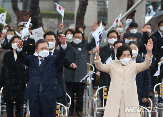 [서울=뉴시스]추상철 기자 = 문재인 대통령 내외가 1일 오전 서울 종로구 탑골공원에서 열린 제102주년 3·1절 기념식에 참석해 만세삼창을 하고 있다. 2021.03.01. scchoo@newsis.com