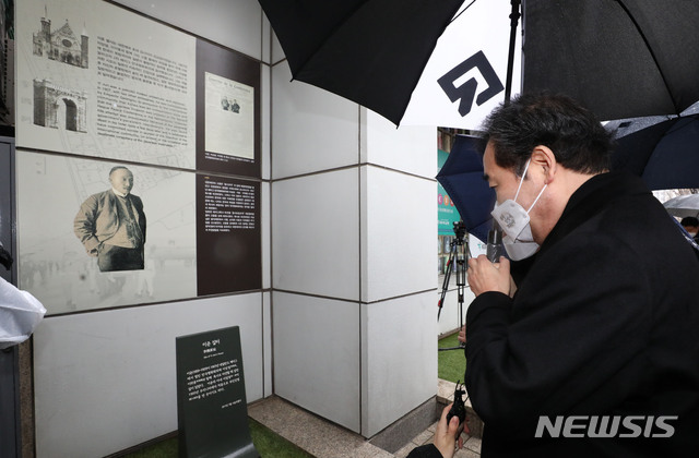 [서울=뉴시스]국회사진기자단 = 이낙연 더불어민주당 대표가 1일 오전 서울 종로구 안국동에 위치한 이준 열사의 집터를 찾아 표석을 살펴보고 있다. 2021.03.01. photo@newsis.com