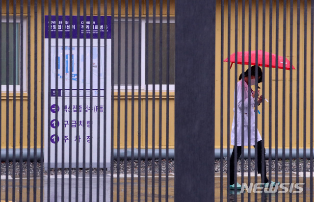 [서울=뉴시스]박주성 기자 = 나흘째 신종 코로나바이러스 감염증(코로나19) 백신 접종이 진행되고 있는 1일 오후 서울 중구 국립중앙의료원 중앙예방접종센터에 의료진들이 이동하고 있다. 2021.03.01. park7691@newsis.com