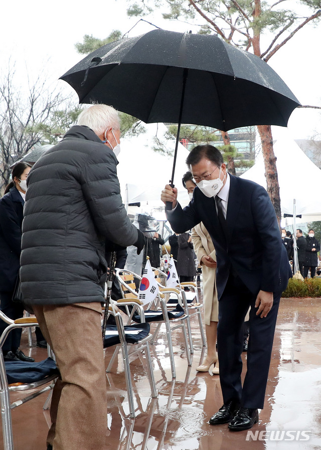[서울=뉴시스]추상철 기자 = 문재인 대통령이 1일 오전 서울 종로구 탑골공원에서 열린 제102주년 31절 기념식에 참석하며 독립운동가인 임우철 애국지사에게 인사하고 있다. 2021.03.01. scchoo@newsis.com