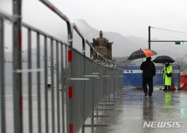 [서울=뉴시스]박미소 기자 = 1일 서울 종로구 광화문 광장에 신종 코로나바이러스(코로나19) 감염증 확산 방지와 시민건강 보호를 위해 도심내 집회를 금지하기 위해 펜스가 설치되어 있다. 2021.03.01. misocamera@newsis.com