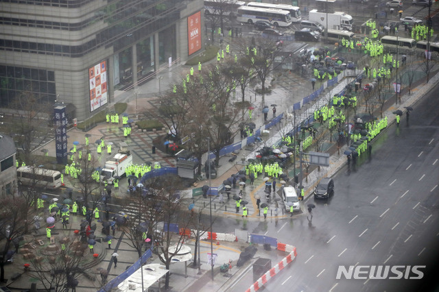 [서울=뉴시스]박미소 기자 = 1일 서울 종로구 광화문 광장 인근에서 보수단체 회원들이 신고된 기자회견 장소 앞에 설치된 펜스 뒤에서 기자회견에 참여하고 있다. 2021.03.01 misocamera@newsis.com