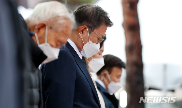 [서울=뉴시스]추상철 기자 = 문재인 대통령이 1일 오전 서울 종로구 탑골공원에서 열린 제102주년 31절 기념식에 참석해 묵념을 하고 있다. 2021.03.01. scchoo@newsis.com