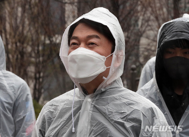 [서울=뉴시스]국회사진기자단 = 서울시장 보궐선거에 출마한 안철수 국민의당 대표가 1일 오후 서울 중구  손기정 체육공원을 18세 유권자 청소년들과 함께 방문해 손기정 동상에 참배 후 발언하고 있다.  2021.03.01. photo@newsis.com