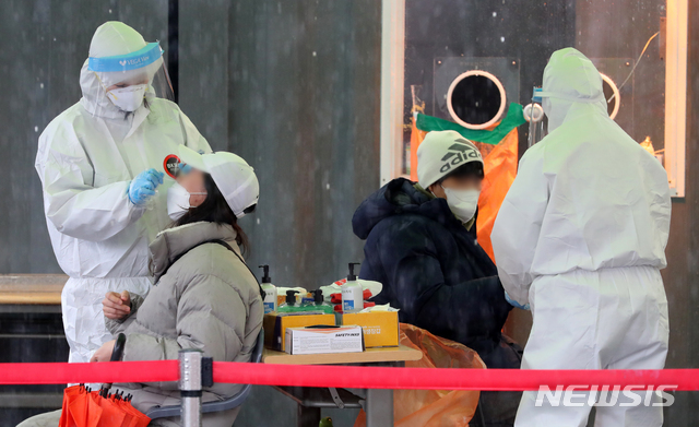 [서울=뉴시스]배훈식 기자 = 신종 코로나바이러스 감염증(코로나19) 신규 확진자가 300명 대로 발표된 1일 오전 서울 중구 서울역앞 임시 선별 검사소에서 시민들이 검사를 받고 있다. 2021.03.01. dahora83@newsis.com