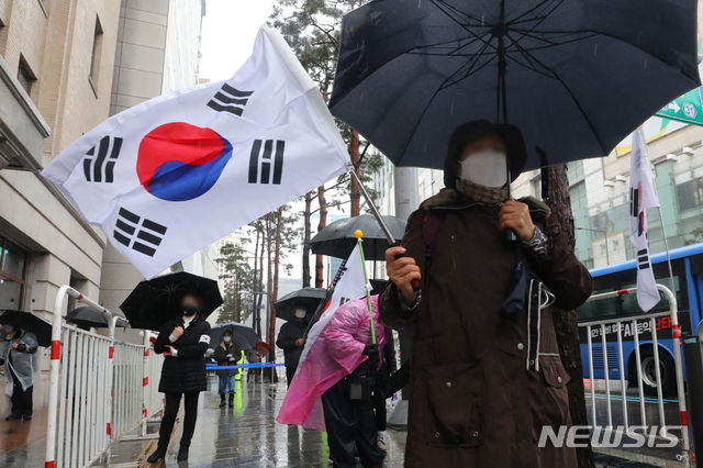 [서울=뉴시스]배훈식 기자 = 제102주년 3.1절인 1일 오후 서울 중구 한국전력공사 서울본부 앞에서 태극기혁명국민운동본부 등 보수단체 회원들이 '국민 대각성 자유민주주의 체제 수호 국민총궐기 3.1절 국민대회'를 열고 문재인 대통령과 정부에 대한 비판 발언을 하고 있다. 2021.03.01. dahora83@newsis.com