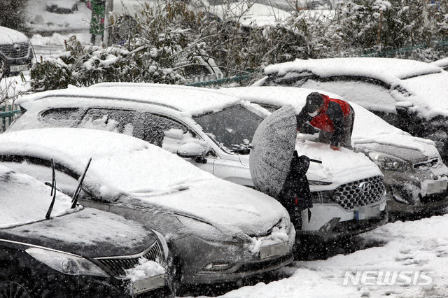[강릉=뉴시스] 김경목 기자 = 1일 오후 대설경보가 내려진 강원도 강릉에 눈이 펑펑 쏟아지고 있다. 강원지방기상청에 따르면 눈은 2일 오후 3시까지 최고 60㎝의 적설량을 기록할 것으로 예상된다. 대설특보는 중·남·북부 산지와 영동 6개 시·군, 태백, 철원, 화천, 양구, 인제에 발령됐다. 2021.03.01. photo31@newsis.com