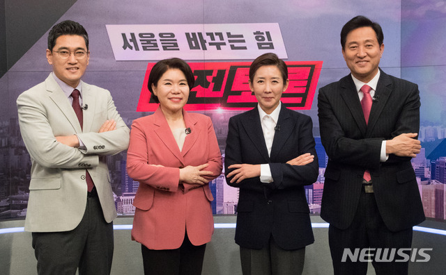 [서울=뉴시스]국회사진기자단 = 오신환(왼쪽부터), 조은희, 나경원, 오세훈 국민의힘 서울시장 예비후보가 1일 오후 서울 중구 TV조선 스튜디오에서 열린 국민의힘 서울시장 경선후보 4인 비전합동토론을 앞두고 포즈를 취하고 있다. 2021.03.01. photo@newsis.com