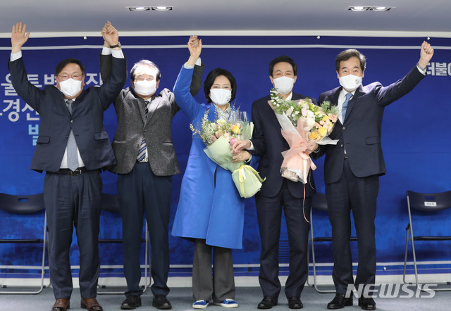 [서울=뉴시스]전진환 기자 = 더불어민주당 서울시장 후보에 선출된 박영선 후보가 1일 오후 서울시장 후보경선 당선자 발표대회가 열린 서울 여의도 중앙당사에서 이낙연 대표, 우상호 후보등과 손을 들어보이고 있다. 2021.03.01. amin2@newsis.com