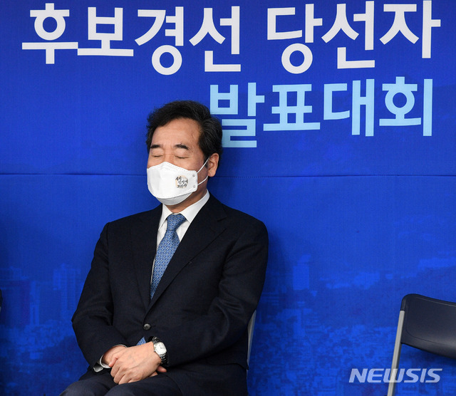 [서울=뉴시스]전진환 기자 = 이낙연 더불어민주당 대표가 1일 오후 서울시장 후보경선 당선자 발표대회가 열린 서울 여의도 중앙당사에서 투표 결과를 들으며 생각에 잠겨 있다. 2021.03.01. photo@newsis.com