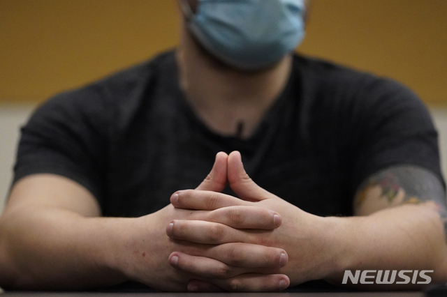 [포츠머스=AP/뉴시스] 미 뉴햄스셔주 청소년보호시설에 입소 구금되었던 아동 때 직원들에게 성적 학대를 당했다고 한 원고 성인이 2월18일 AP 통신과 인터뷰하고 있다