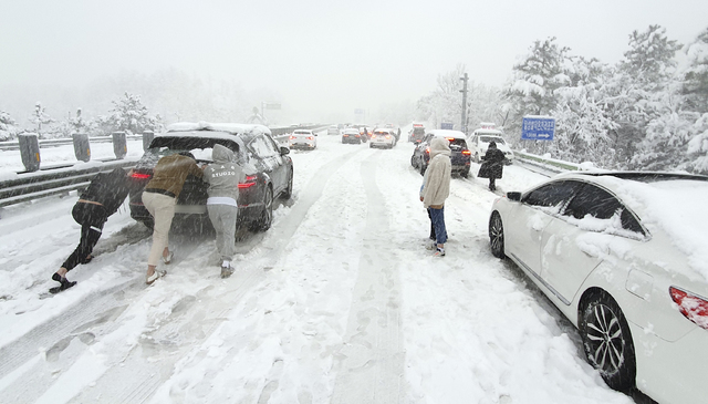 [서울=뉴시스]최진석 기자 = 강원 산간지역과 동해안에 폭설이 쏟아진 1일 강원 속초 미시령 도로에는 차량들이 폭설에 갇혀 주차장을 방불케 하고 있다. (사진=강원도민일보 제공) 2021.03.01. photo@newsis.com