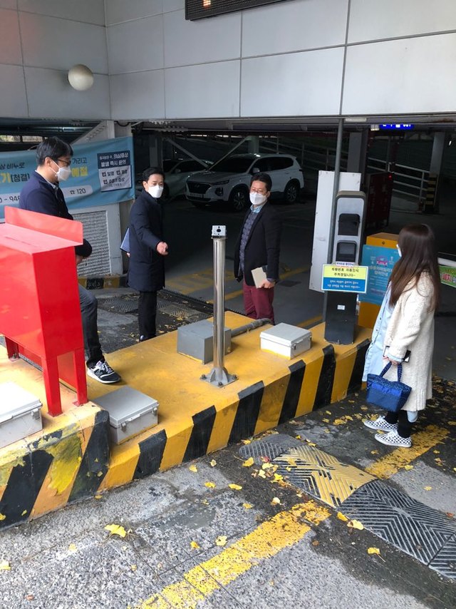 [서울=뉴시스] 지난해 서울 동작구에서 해빙기 대비 공영주차장 실태점검을 하고 있다. (사진=동작구 제공) 2021.03.02. photo@newsis.com  *재판매 및 DB 금지