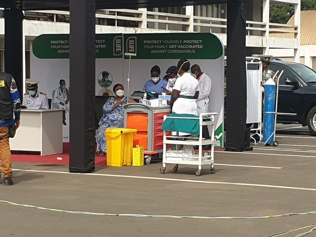 [서울=뉴시스]아프리카 가나에서 지난3월1일(현지시간) 신종 코로나바이러스 감염증(코로나19) 백신 접종이 시작됐다. 이 백신은 국제 백신 공급기구인 '코백스(COVAX Facility)'가 제공했다. (사진 = 세계보건기구 아프리카 트위터 갈무리) 2021.03.02 