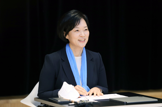 [서울=뉴시스]네이버 한성숙 대표는 2일 온라인으로 진행된 올해 첫 '네이버 밋업'에서 기술로 중소상공인(SME)과 창작자의 성공을 꽃피우는 '프로젝트 꽃'의 5년 성과와 향후 방향성을 발표했다. (사진=네이버 제공) 2021.03.02 