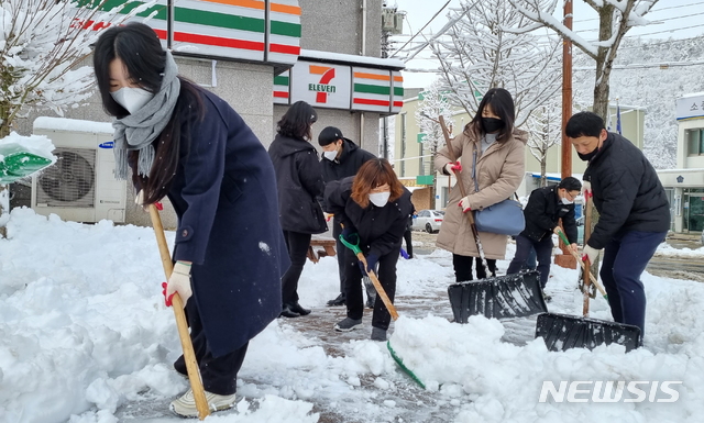 [화천=뉴시스]장경일 기자 = 강원 영동과 산간에 많은 눈이 내린 지난 2일 화천군 거리에서 화천군청 직원들이 제설작업을 진행하고 있다. (사진=화천군청 제공) 2021.03.02. photo@newsis.com *재판매 및 DB 금지