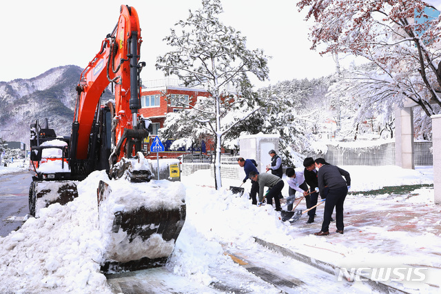 [인제=뉴시스]장경일 기자 = 강원 영동과 산간에 많은 눈이 내린 2일 인제군 인제읍 거리에서 긴급 제설작업이 진행 중이다. (사진=인제군청 제공) 2021.03.02. photo@newsis.com *재판매 및 DB 금지