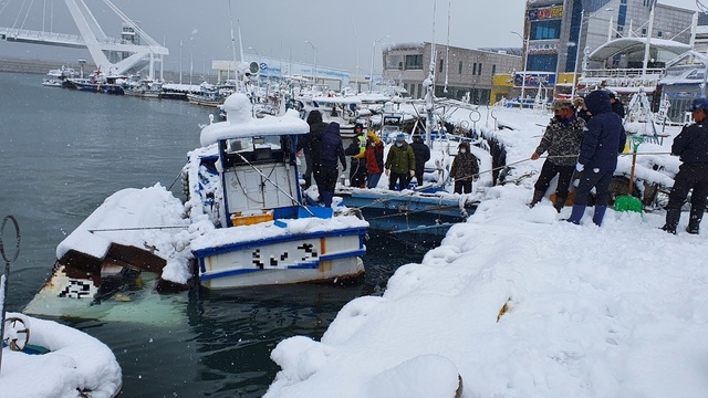 [속초=뉴시스]김동현 기자 = 2일 오전 7시57께 강원 속초시 대포항 내에서 어선 A(1.02t)호가 침몰됐다. 2021.03.02. (사진=속초해양경찰서 제공) *재판매 및 DB 금지