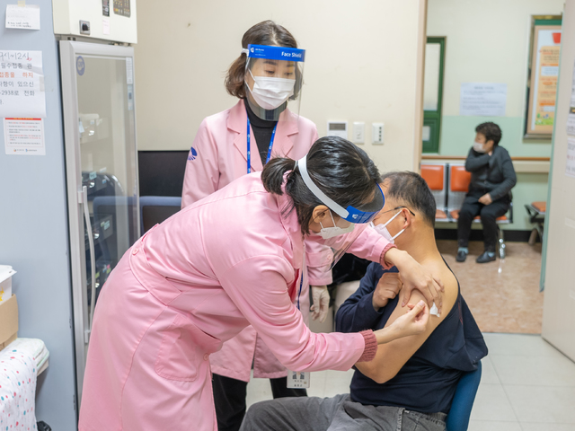 [울릉=뉴시스] 강진구 기자 = 경북 울릉군(군수 김병수)은 지난 2월28일 전국 최초로 군 헬기를 이용해 아스트라제네카 백신을 공급받아 2일 오전부터 군 보건의료원에서 65세미만 송담실버타운 종사자와 입소자를 대상으로 첫 예방접종을 실시하고 있다.(사진=울릉군 제공) 2021.03.02.photo@newsis.com 
