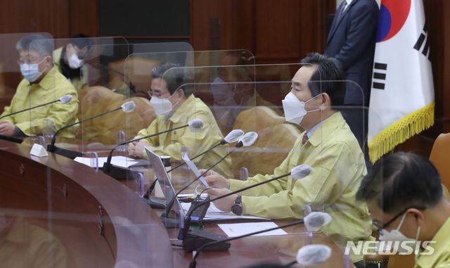 [서울=뉴시스]김명원 기자 = 정세균 국무총리가 2일 오전 서울 종로구 정부서울청사에서 열린 코로나19 중앙재난안전대책본부(중대본) 회의에 참석해 발언하고 있다. 2021.03.02. kmx1105@newsis.com