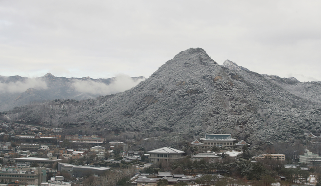[서울=뉴시스]김명원 기자 = 2일 오전 서울 종로구에서 바라본 북악산에 밤새 내린 눈이 하얀세상을 만들어놓고 있다. 2021.03.02. kmx1105@newsis.com