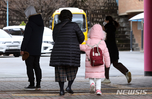 [서울=뉴시스]고범준 기자 = 유치원생과 초등학교 1, 2학년, 고등학교 3학년 학생들의 등교 수업이 시작된 2일 오전 서울 중구의 한 유치원생이 등교를 하고 있다. 올해는 교육부의 등교 확대 방침에 따라 유치원생과 초등학교 1∼2학년은 매일 등교할 수 있다. 2021.03.02. bjko@newsis.com