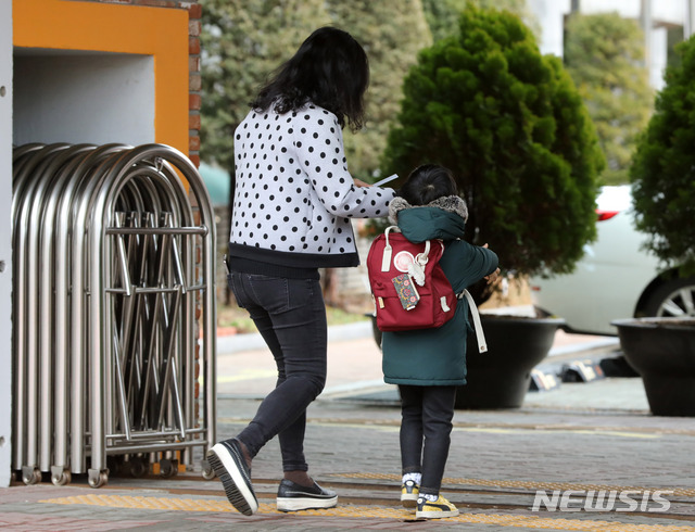 [서울=뉴시스] 지난해 3월2일 오전 서울 중구의 한 유치원생이 등원을 하고 있다. (사진=뉴시스DB). 2022.12.15. photo@newsis.com