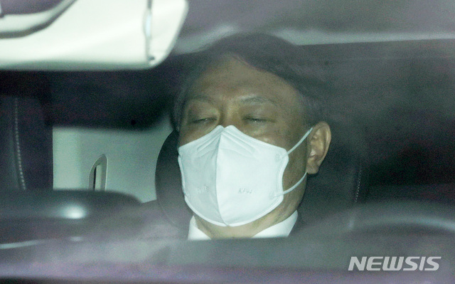 [서울=뉴시스]홍효식 기자 = 윤석열 검찰총장이 2일 오전 서울 서초구 대검찰청으로 출근하고 있다. 2021.03.02. yesphoto@newsis.com