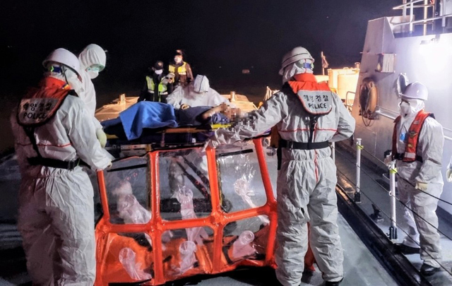[완도=뉴시스] 변재훈 기자 = 완도해양경찰서는 풍랑특보가 내려진 지난 1일 오후 10시께 전남 완도군 노화도에 사는 A(83)씨가 고열과 호흡 곤란을 호소, 경비정을 급파해 무사히 병원으로 옮겼다고 2일 밝혔다. (사진=완도해경 제공) 2021.03.02. photo@newsis.com *재판매 및 DB 금지