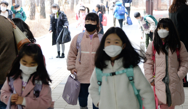 [전주=뉴시스] 김얼 기자 = 전국적으로 초등학교 개학을 맞이한 2일 전북 전주시 전주효천초등학교에서 학생들이 마스크를 착용하고 교실로 들어가고 있다. 2021.03.02.pmkeul@newsis.com