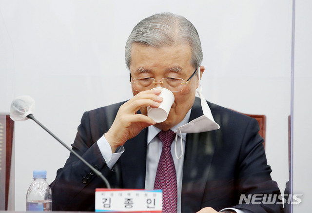 [서울=뉴시스]김진아 기자 = 김종인 국민의힘 비상대책위원장이 2일 오전 서울 여의도 국회에서 열린 비상대책위원회의에서 주호영 원내대표의 발언을 듣던 중 물을 마시고 있다. 2021.03.02. bluesoda@newsis.com